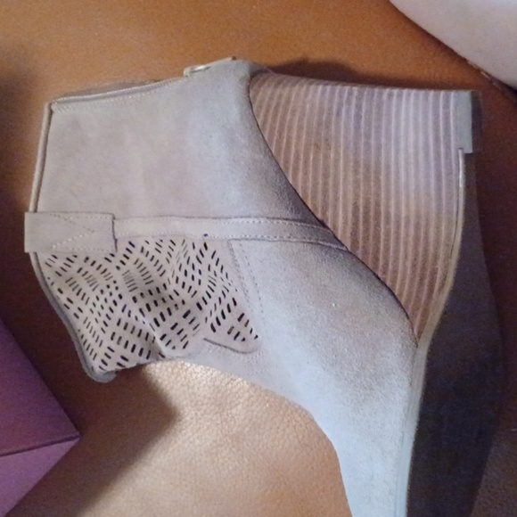 💙🌺Tan Heeled Boots with Elegant Design - Picture 3 of 11